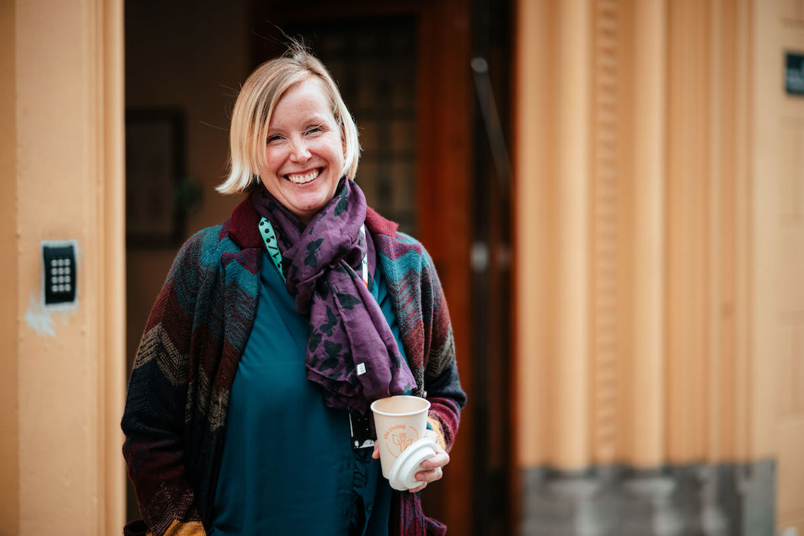 Kristine Larsen utenfor Høyskolen Kristiania. 