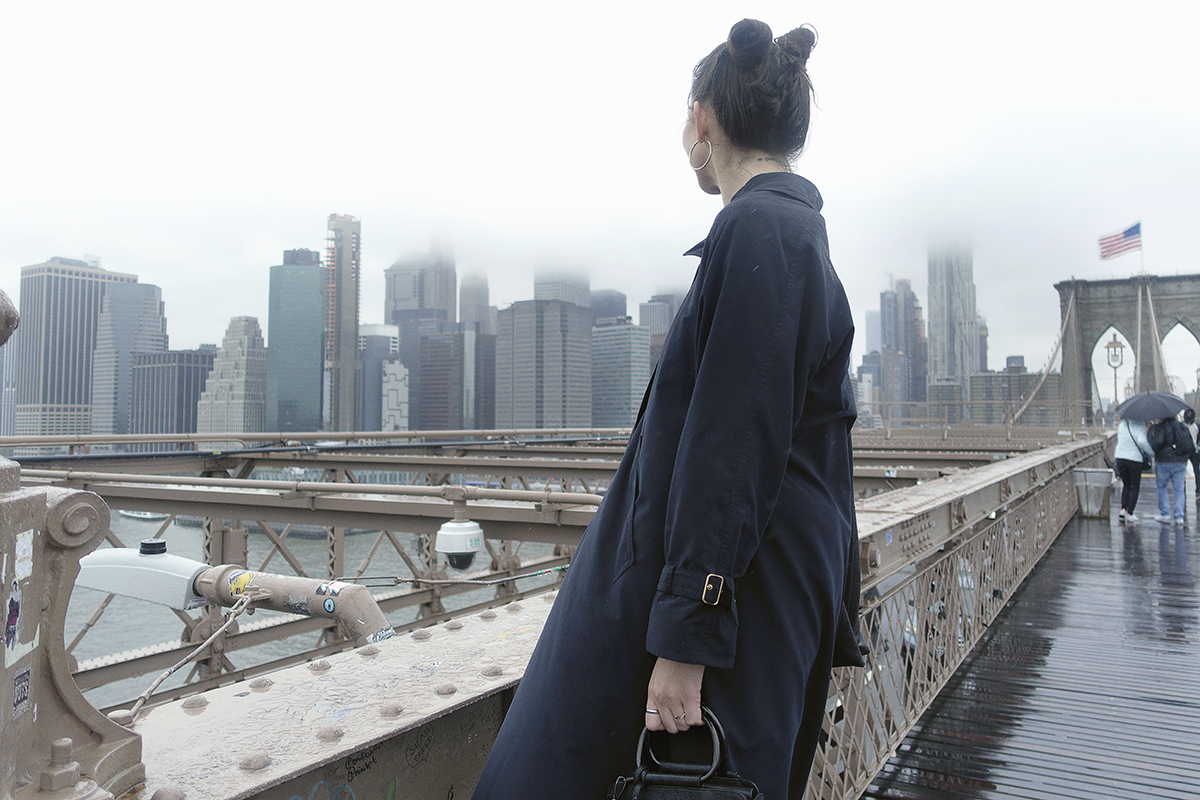 Sollin står på Brooklyn Bridge i New York