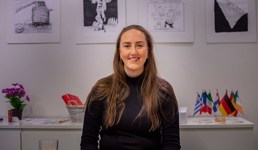 Agnethe Thun Hindbjørgmo står i kontorlokalene til Europeisk Ungdom. Hun har langt, halvblondt hår og en sort høyhalset genser.