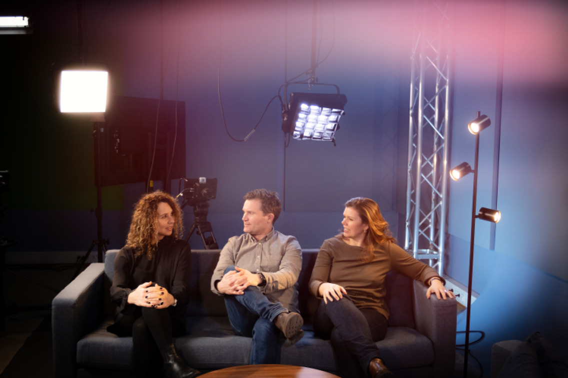 Lene, Ketil og Bente ved Institutt for kommunikasjon snakker sammen i en sofa i podkast-studio.