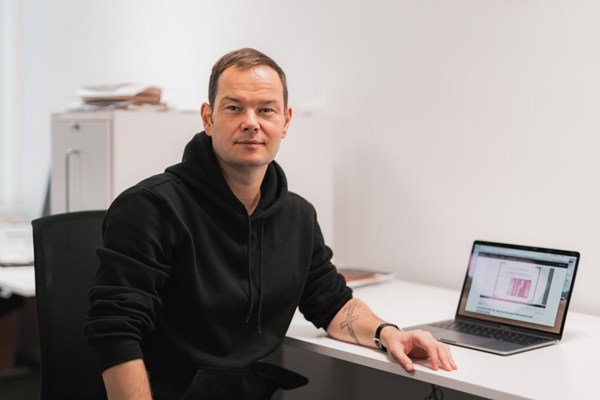 Portrettbilde av høyskolelektor i journalistikk, Jon Martin Larsen