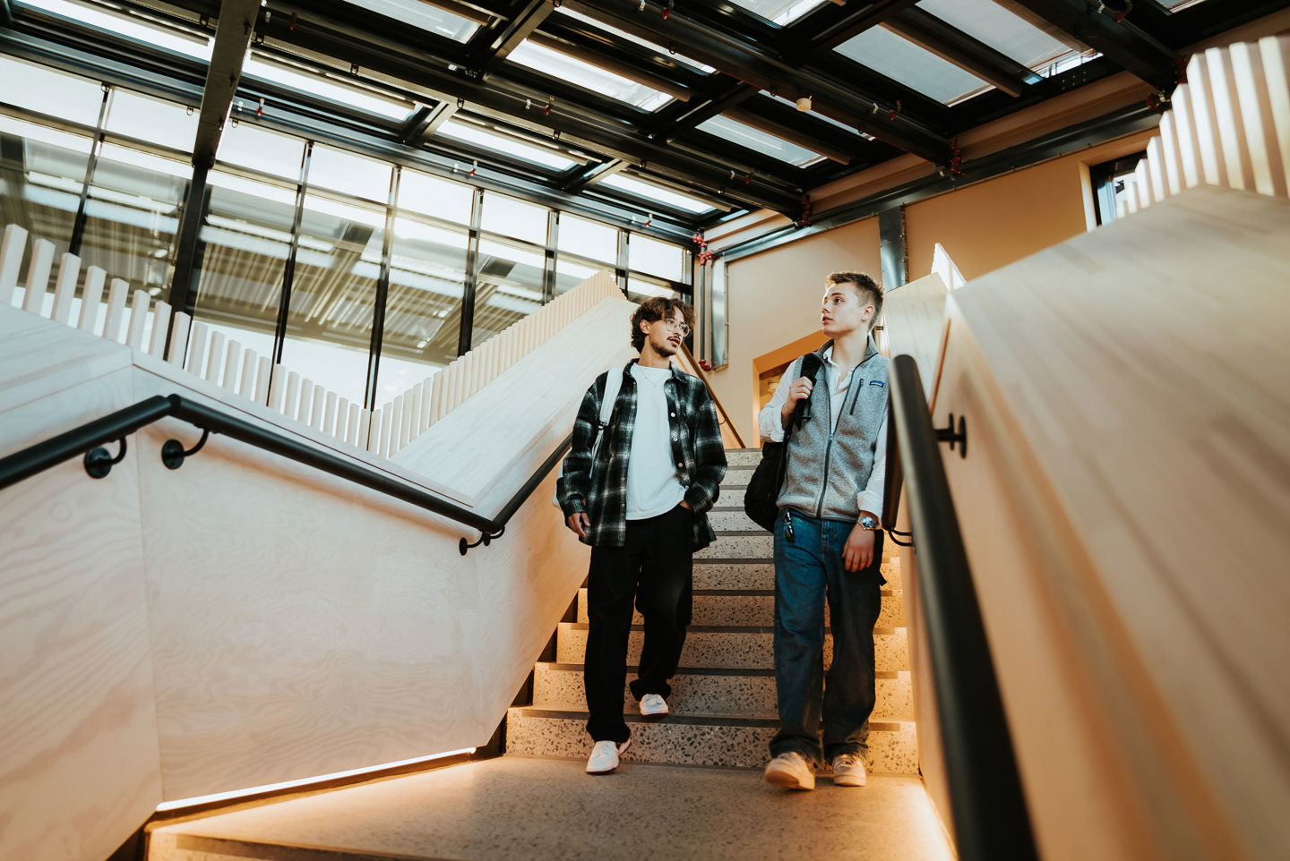 To studenter går ned trappen etter forelesning