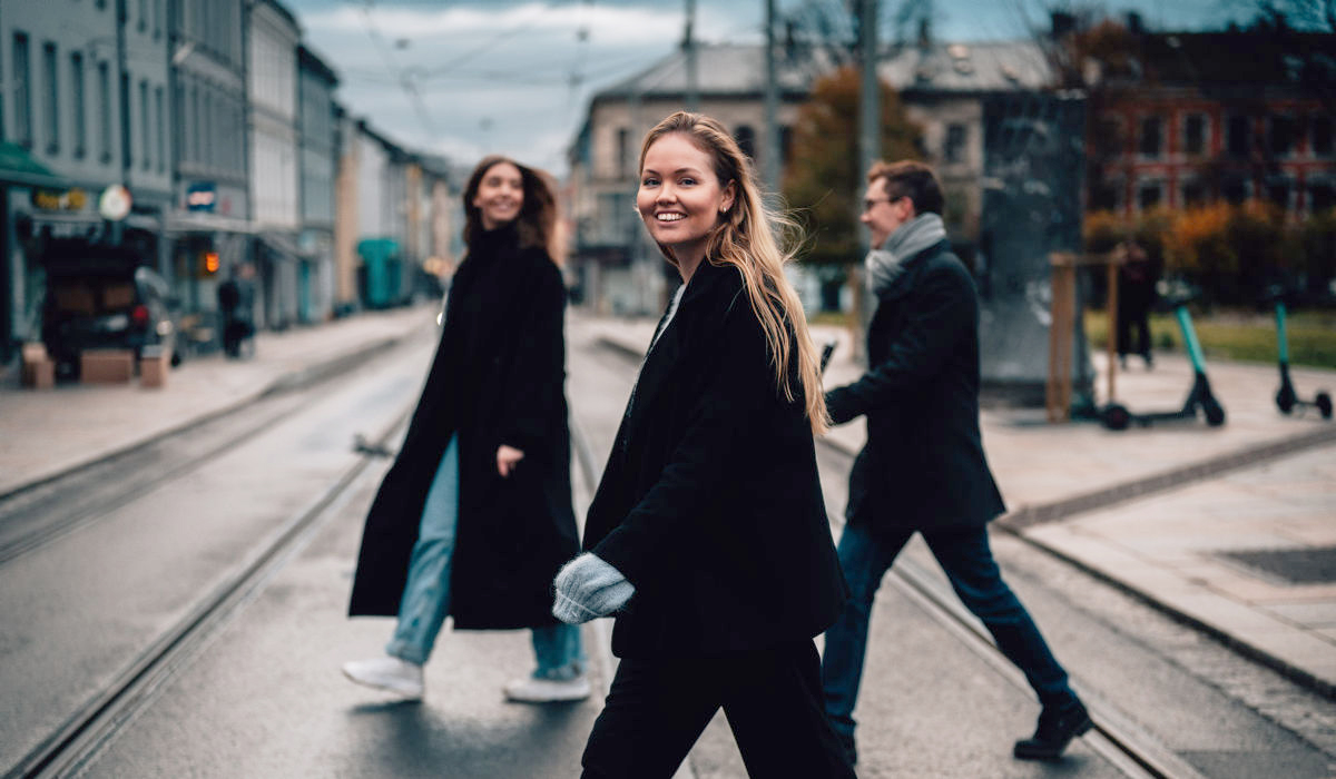 Foto av tre studenter som kryseser veien på Olaf Ryes Plass i Oslo