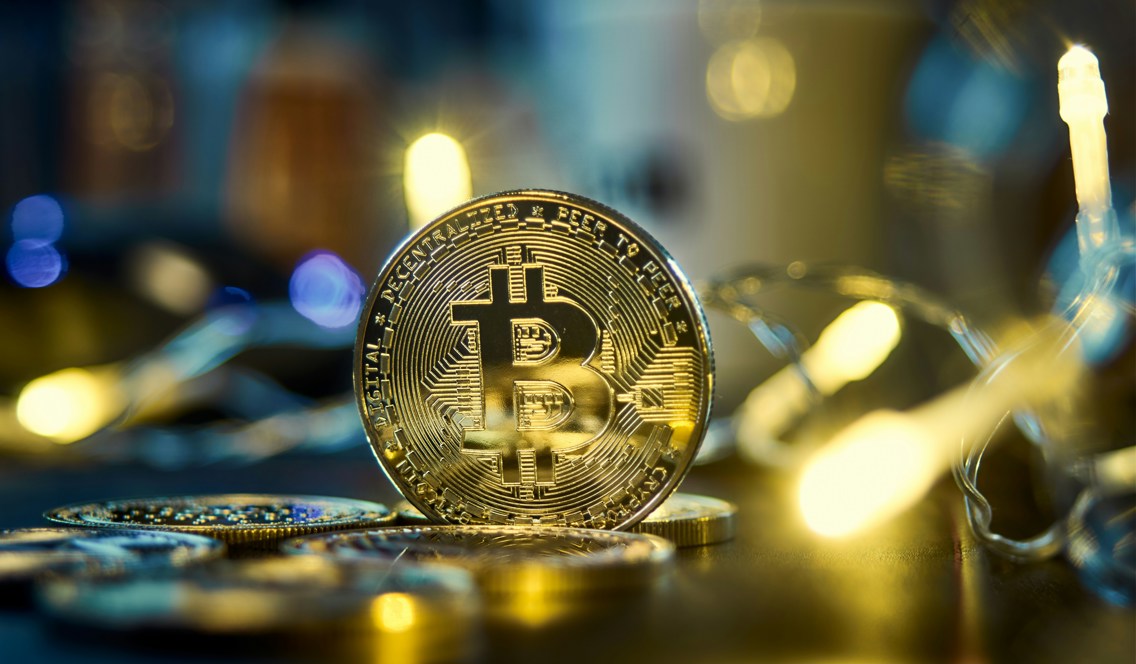 Nærbilde av en bitcoin som en gullmynt