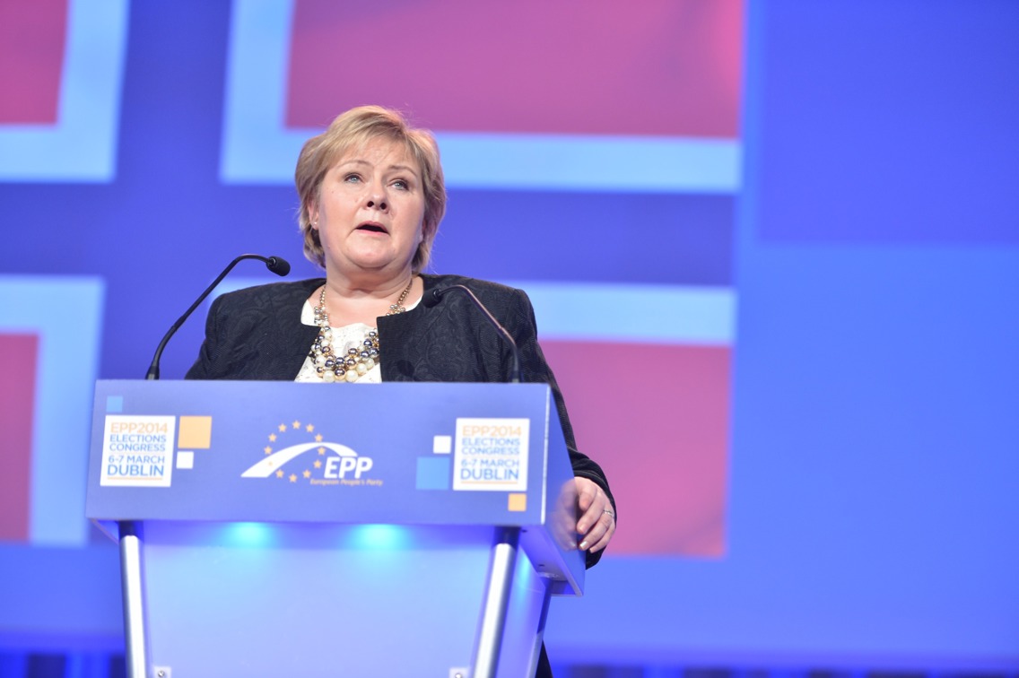 Erna Solberg på talerstolen under en konferanse
