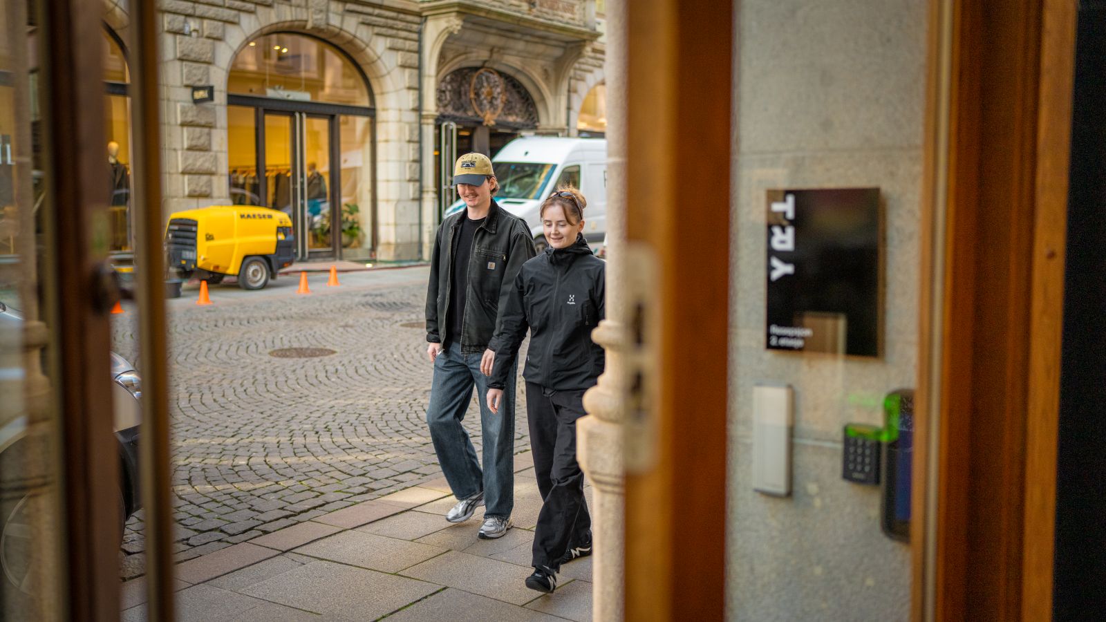 Inger og Per Kristian går utenfor Try lokalene
