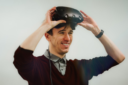 Voksen mann med VR-briller