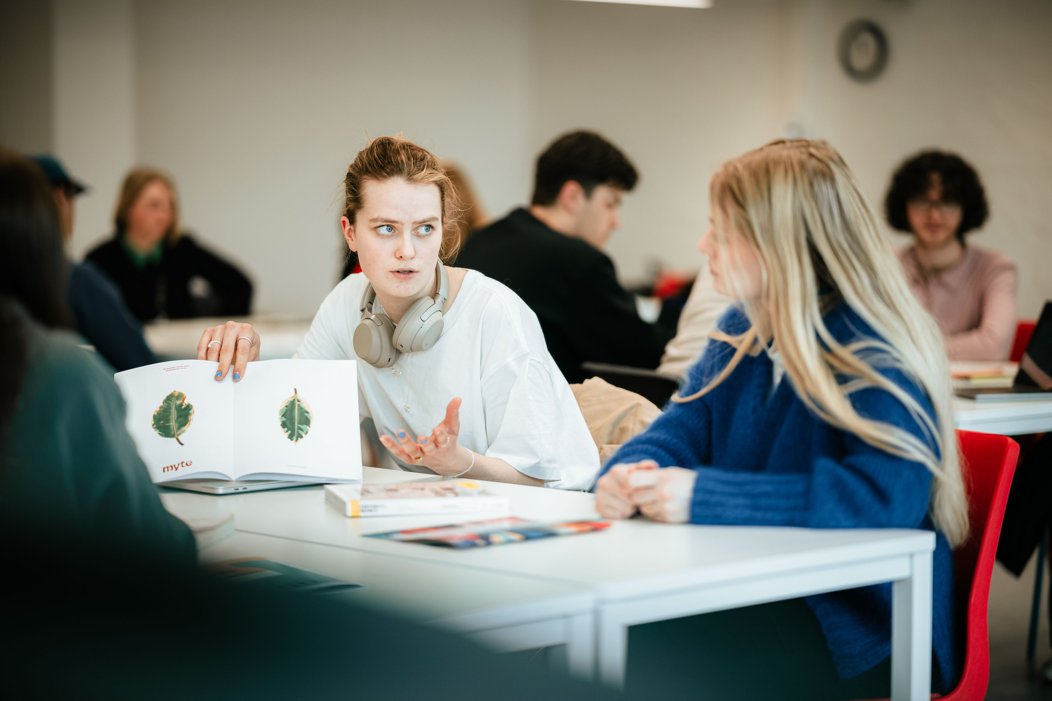 Studenter i klasserom.