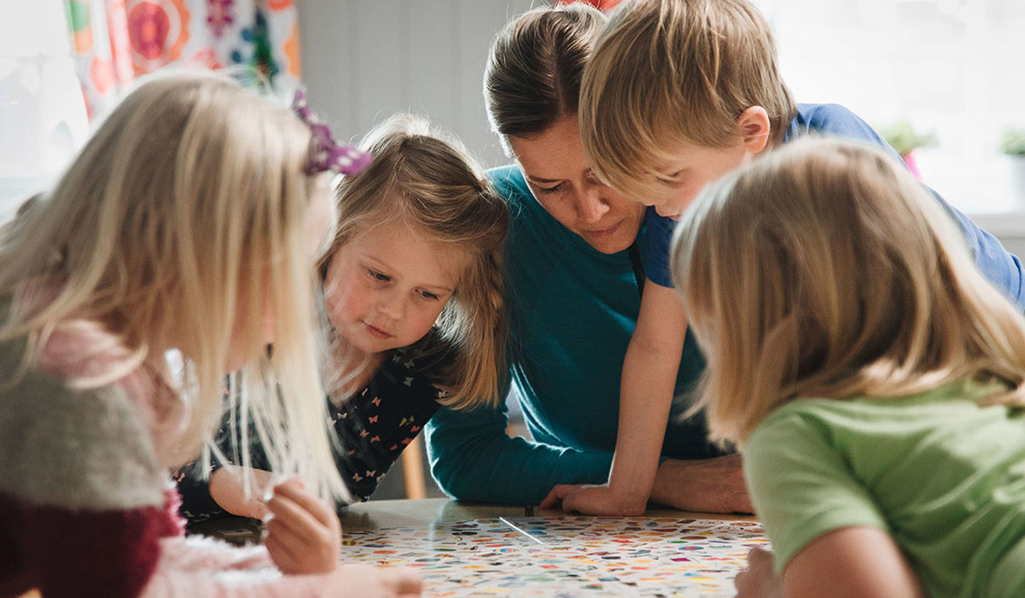 Ågot Iversen studerer Barn med særskilte behov på Fagskolen Kristiania. Her sitter hun sammen med fire barn i barnehagen og spiller et spill. 