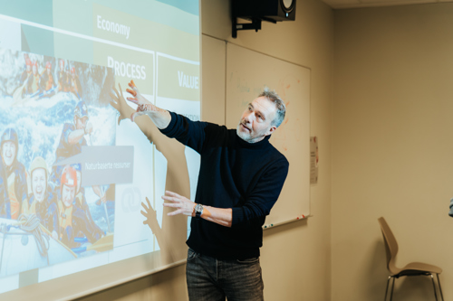 Claus Gladyzak presenterer foran en klasse