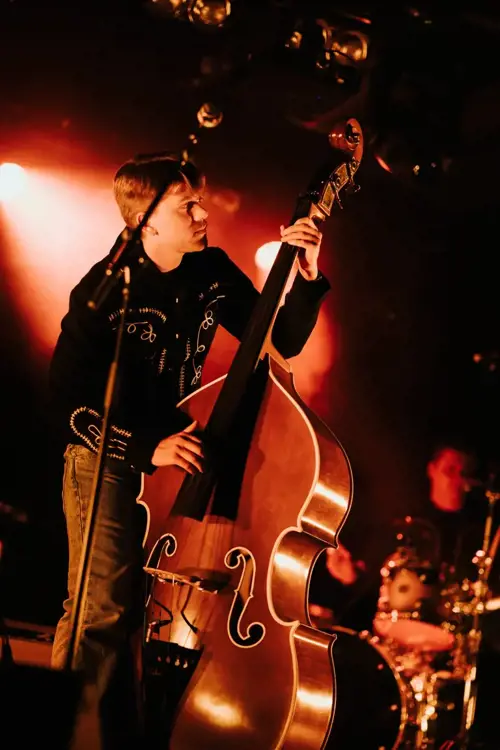 En student spiller kontrabass på en scene