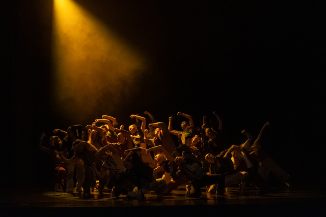 Dansere på en scene 