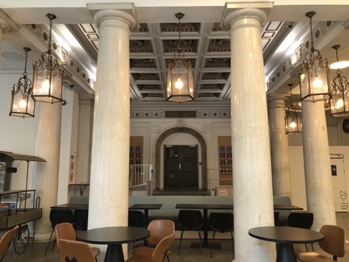 Resepsjon med søyler i Kirkegata 24 på Kristiania