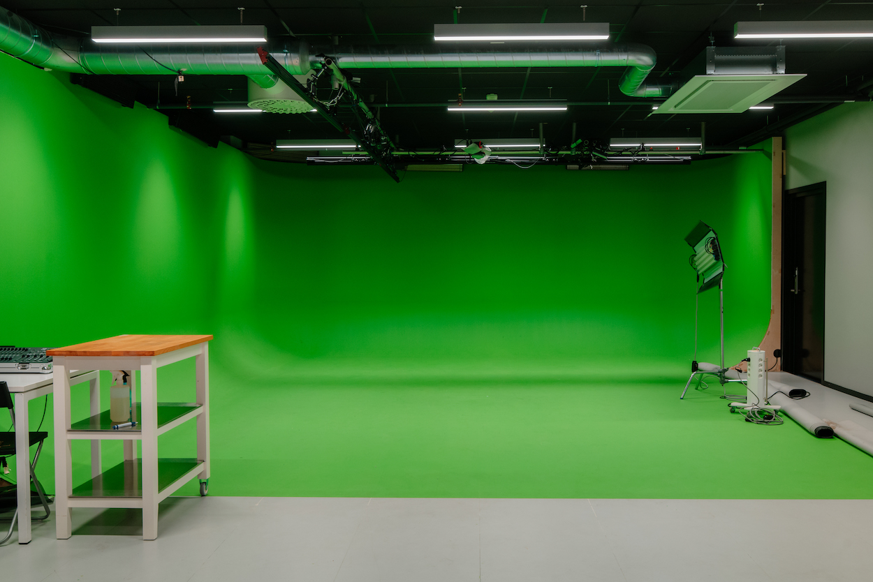 Filmstudio med green screen på gulv og vegg