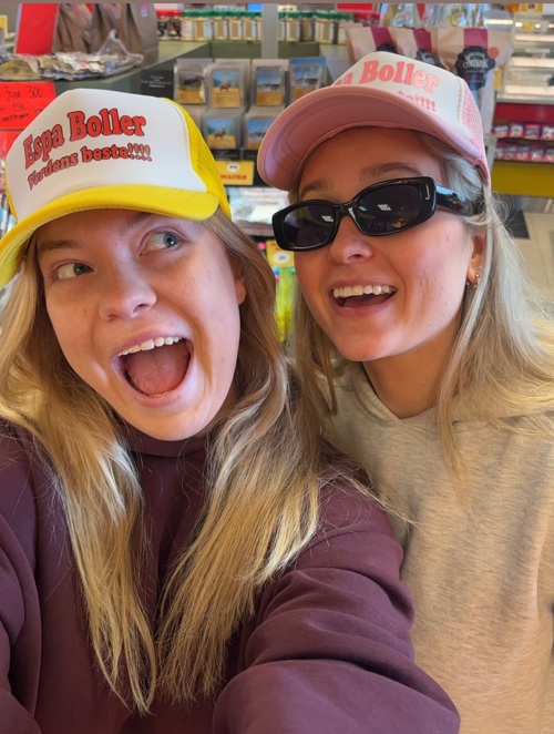 To personer tar en selfie sammen med Fantorangen