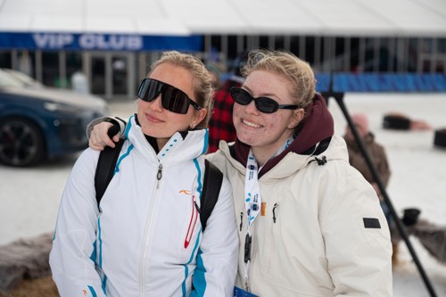 To personer i skiklær smiler til kamera på Kvitfjell.