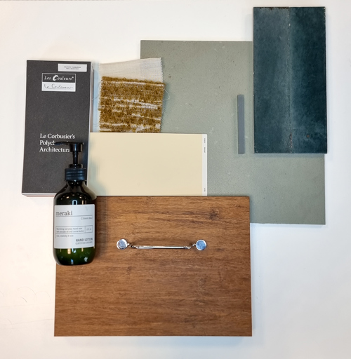 Materialcollage med tre, tekstiler og fargeprøver brukt i interiørprosjekt