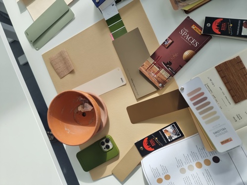 Moodboard med farger, materialer og produkter brukt i interiørdesign