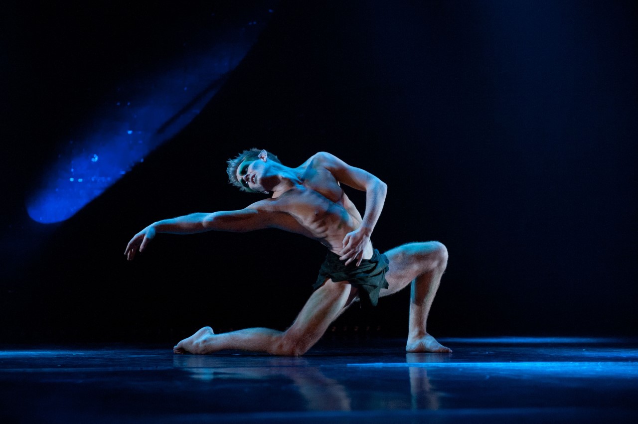 Danser, gutt, på scenen