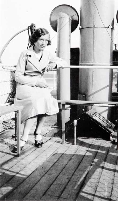 Bildet viser en kvinne som sitter på dekk på en eldre båt