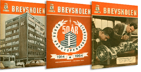 Flere utgaver av bladet Brevskolen ligger ved siden av hverandre.