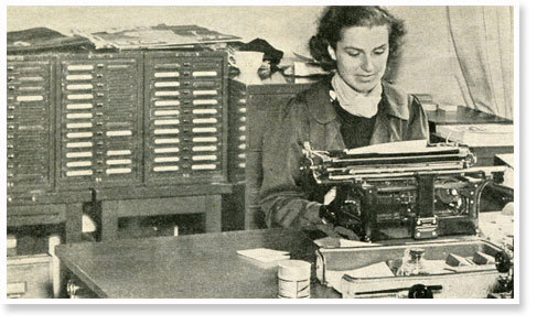 Bildet viser en ung dame på et kontor som skriver på en skrivemaskin