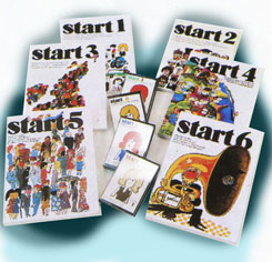 Bildet viser forsiden av 6 ulike bøker bøker og 4 kassetter som hører med til serien Start. 
