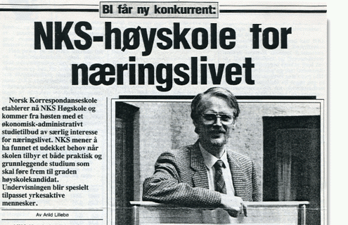 Foto av en avisside med overskriften: NKS-høyskole for næringslivet" og bilde av en mann i dress med briller