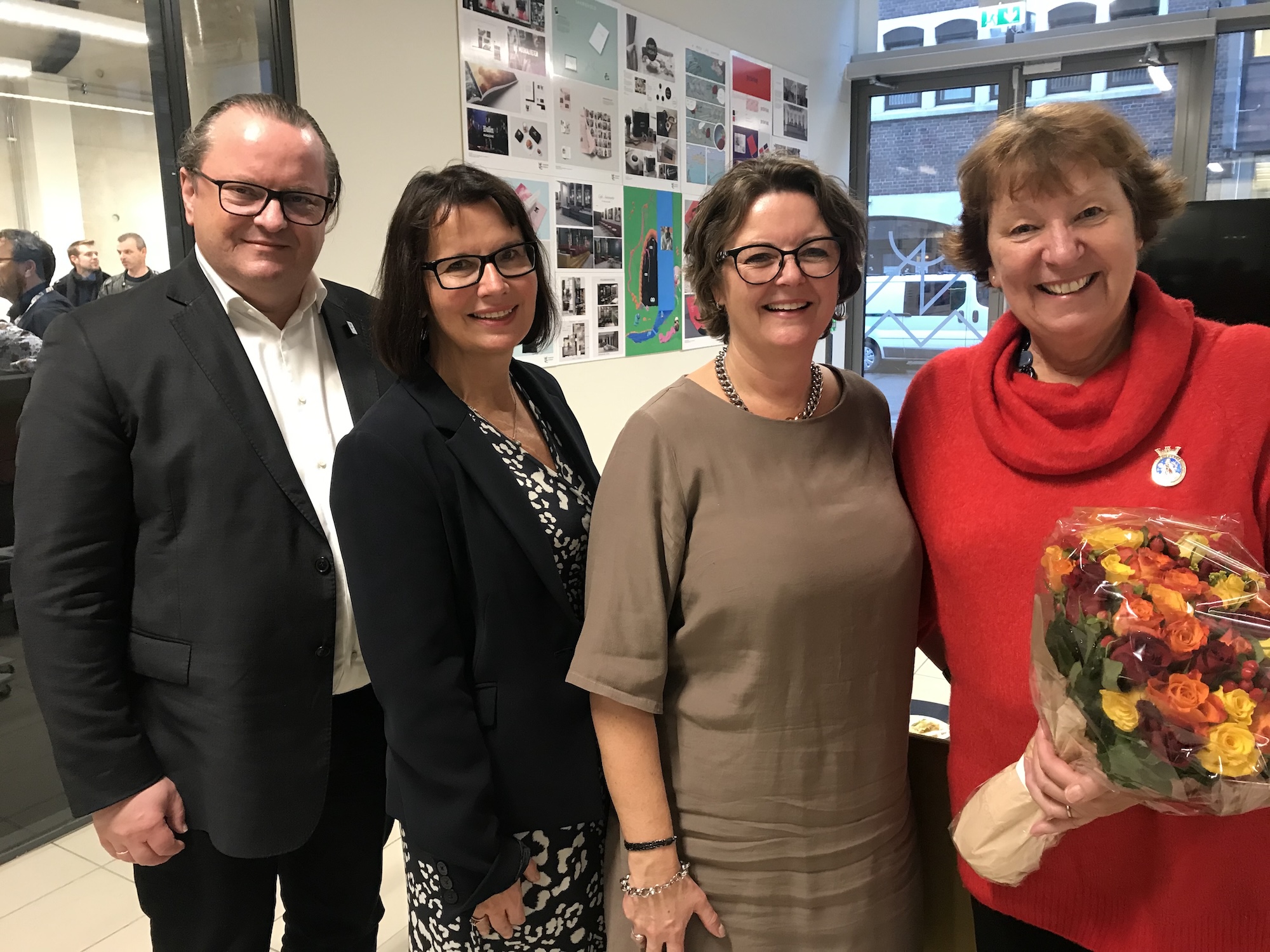 Bilde av en mann og tre kvinner som smiler.