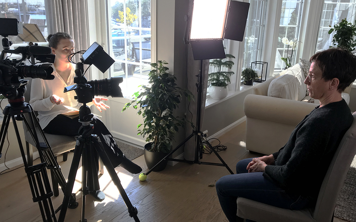 Maren sitter og intervjuer Beate foran et kamera til dokumentarfilmen "Kjære far"