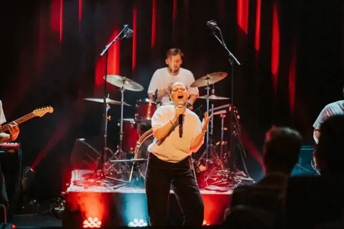 En student står på en scene og synger