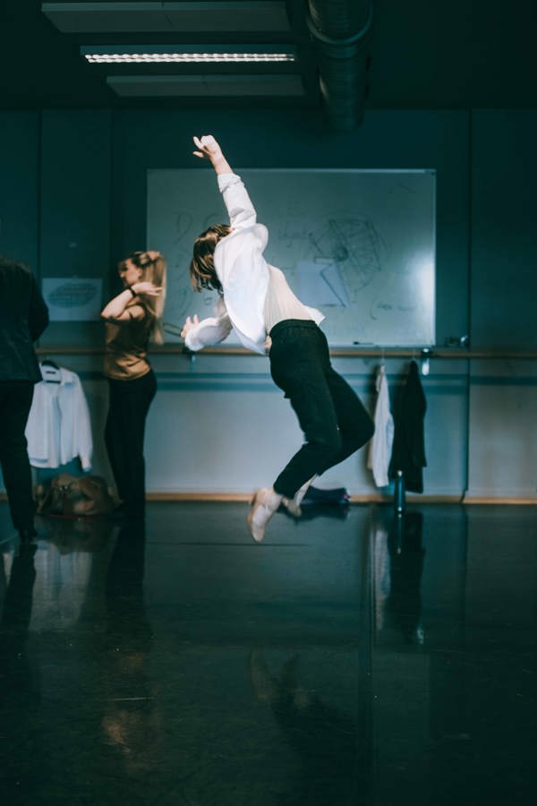 Student på musikkteaterlinja på Høyskolen Kristiania gjør et luftig hopp fra dansenummer. Forestillingen inneholder dans og sang.